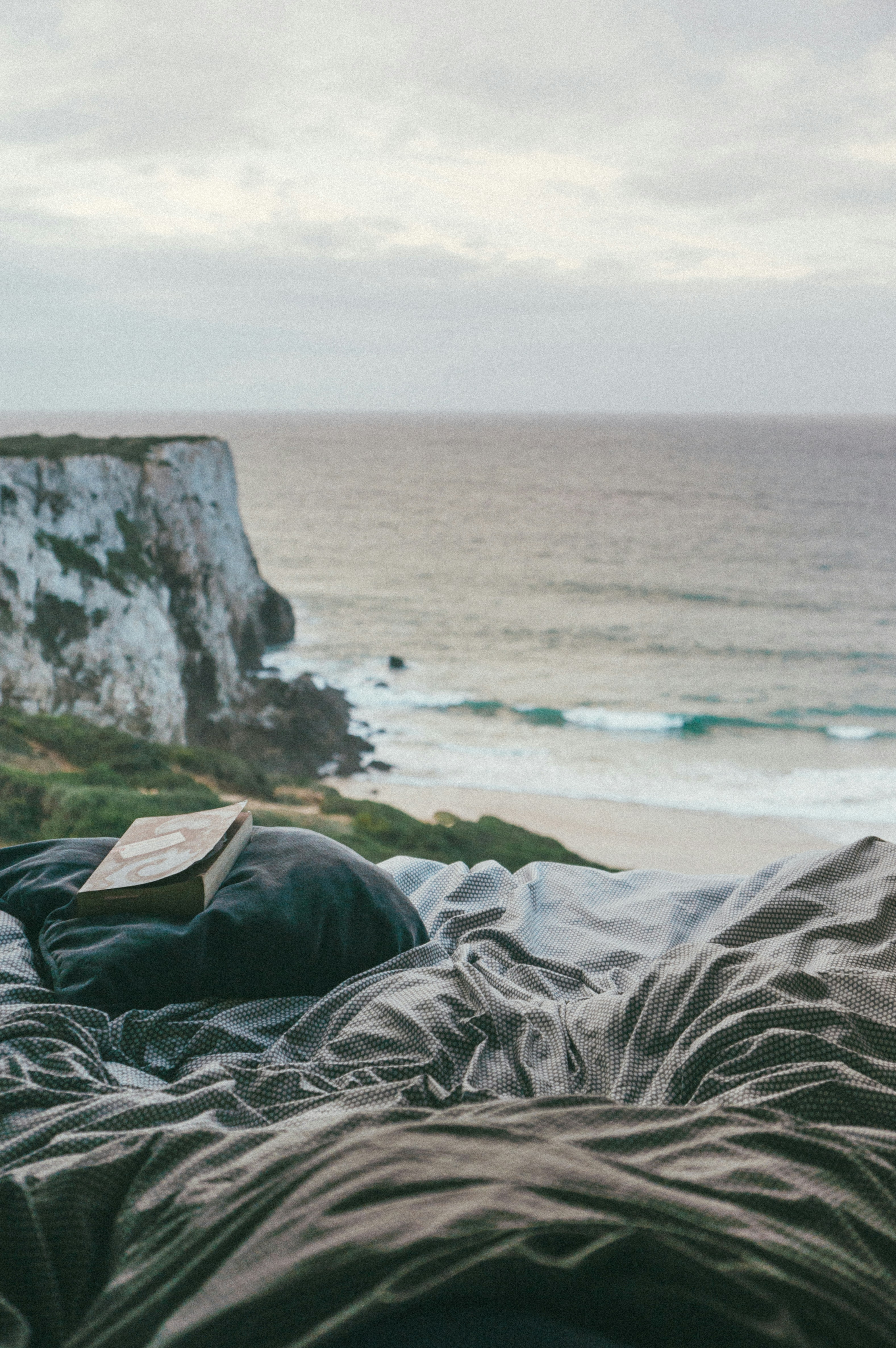 Acantilado de la Costa Brava visto desde la cama de un camper al amanecer